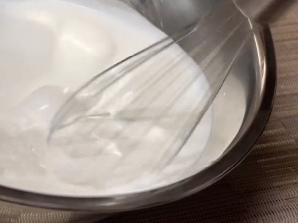 ボウルにラップをかけると？　生クリームの泡立てが超快適に！