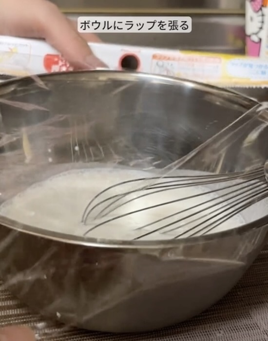 ボウルにラップをかけると？　生クリームの泡立てが超快適に！