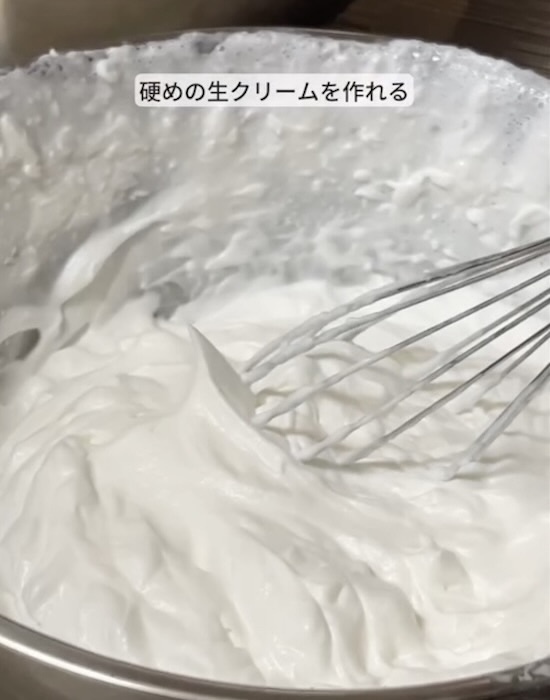 ボウルにラップをかけると？　生クリームの泡立てが超快適に！