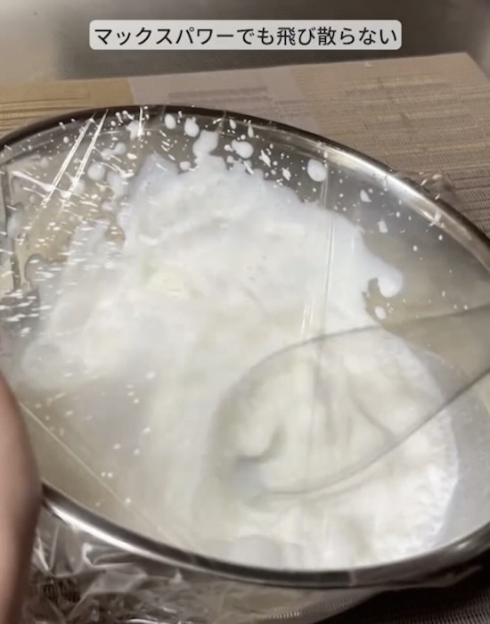 ボウルにラップをかけると？　生クリームの泡立てが超快適に！