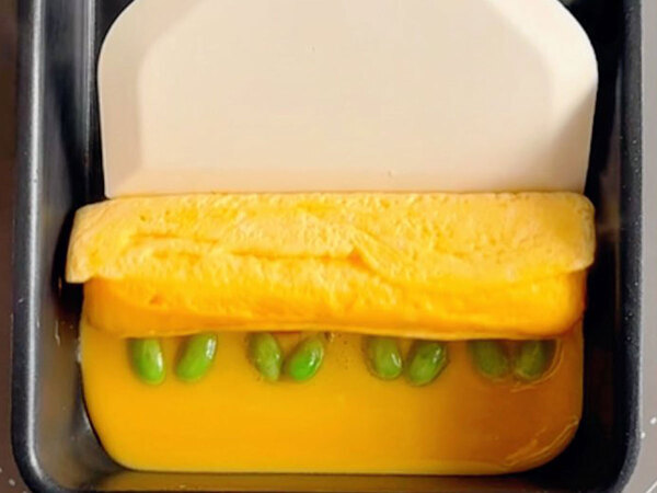 カニカマと枝豆を並べたら…　玉子焼きのアイディアに「天才だ」「思わず声出た」