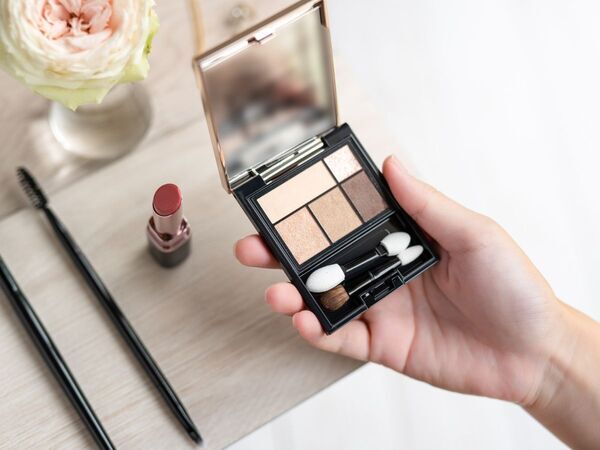 １本でグラデが完成！　おすすめ『スティックシャドウ』に「これは買い」