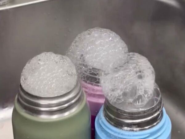 「漂白剤は使いません」　水筒の茶渋を落とす方法に「もっと早く知りたかった」