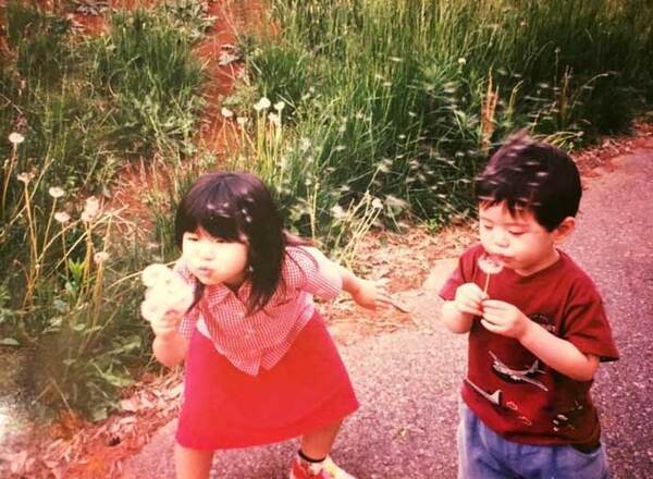 タンポポを持つ姉弟　性格の違いが分かる１枚に「笑いが止まらん」「両極端すぎる」