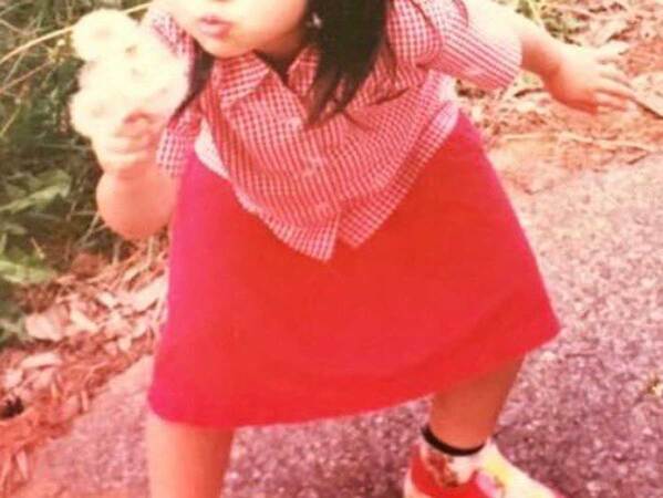 タンポポを持つ姉弟　性格の違いが分かる１枚に「笑いが止まらん」「両極端すぎる」