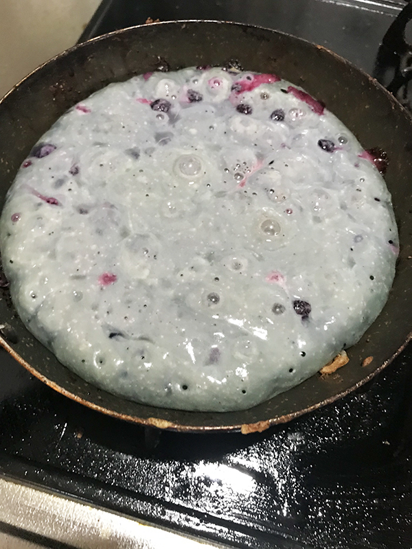 トッピングを混ぜておいたホットケーキ　焼いた結果に「腹抱えて笑った」「そうはならんやろ！」