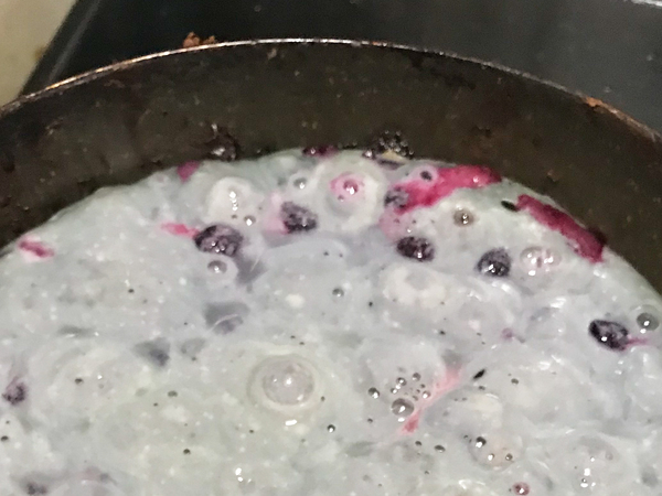 トッピングを混ぜておいたホットケーキ　焼いた結果に「腹抱えて笑った」「そうはならんやろ！」