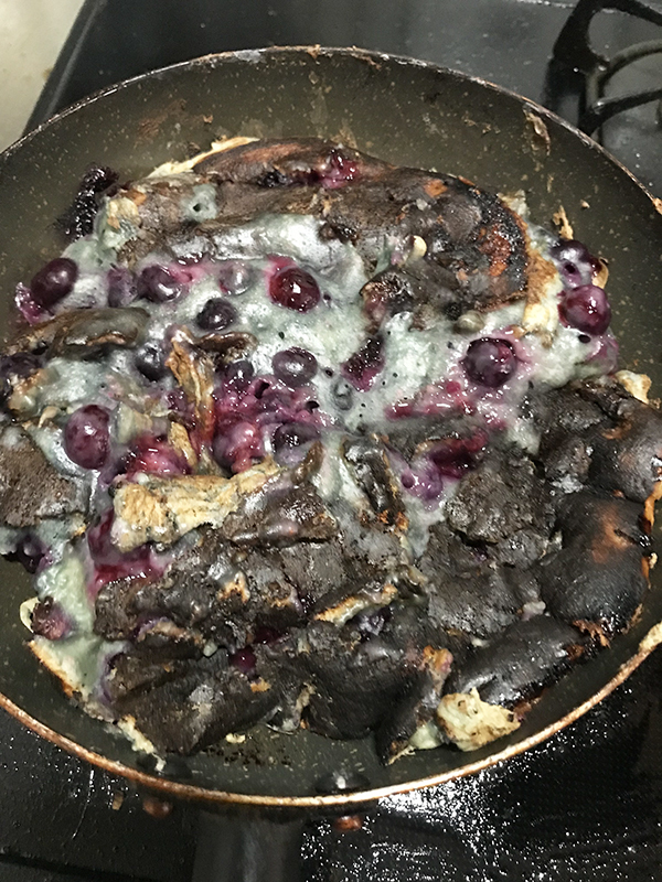 トッピングを混ぜておいたホットケーキ　焼いた結果に「腹抱えて笑った」「そうはならんやろ！」