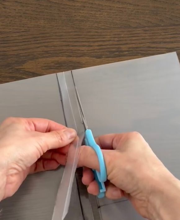 クリファイルをハサミで切って…？　完成したモノに「めっちゃ便利」「コレは使える」