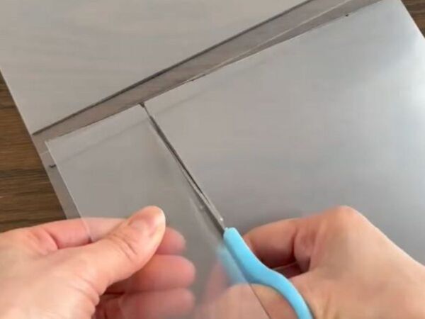 クリファイルをハサミで切って…？　完成したモノに「めっちゃ便利」「コレは使える」