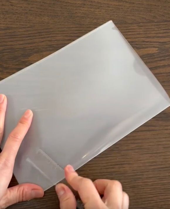 クリファイルをハサミで切って…？　完成したモノに「めっちゃ便利」「コレは使える」