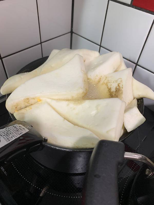 友人に勧められた具材を入れて？　おでんのビジュアルに「呪われた鍋？」「紅茶吹いた」