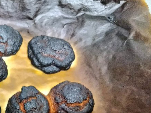 「推しの誕生日に推しの好物を…」　焼き上がりに「声出して笑った」「逆に天才」