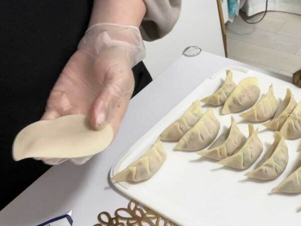 餃子を包んでいた女性　起きたことに「どう見ても数えてる」「料理長かな？」