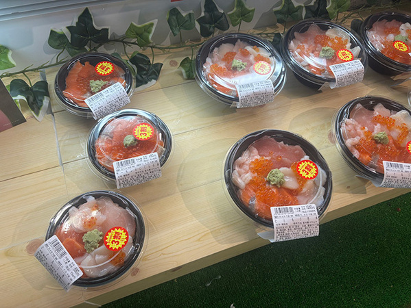 値引きシールが貼られた海鮮丼、よく見ると？　「これはやばい」