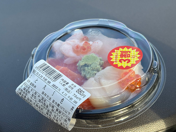 値引きシールが貼られた海鮮丼、よく見ると？　「これはやばい」