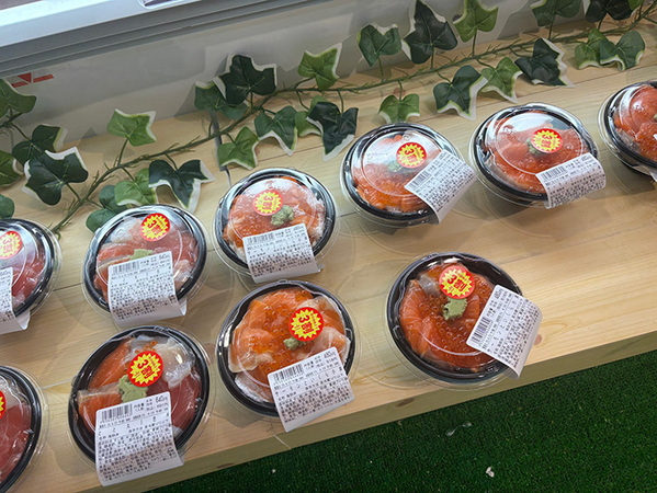 値引きシールが貼られた海鮮丼、よく見ると？　「これはやばい」