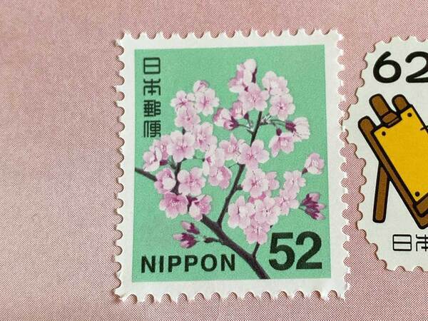 『桜の切手』の横に…　かわいすぎる『偶然』に「もらったら嬉しい！」