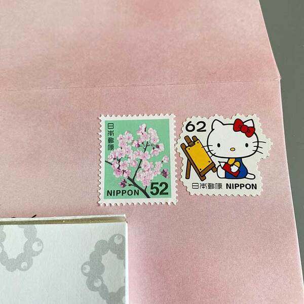『桜の切手』の横に…　かわいすぎる『偶然』に「もらったら嬉しい！」