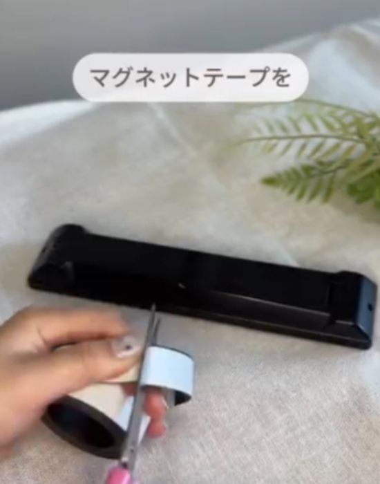 見えないけど超便利！　１００均アイテムで作るリモコン収納に「この手があったか」