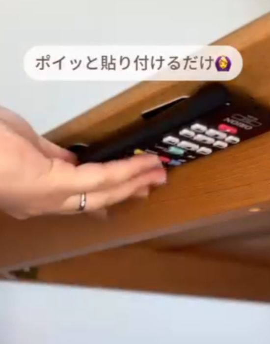 見えないけど超便利！　１００均アイテムで作るリモコン収納に「この手があったか」