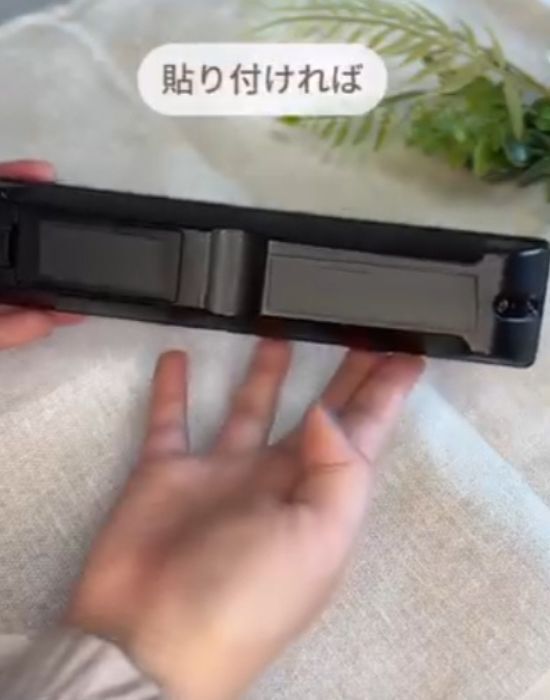 見えないけど超便利！　１００均アイテムで作るリモコン収納に「この手があったか」