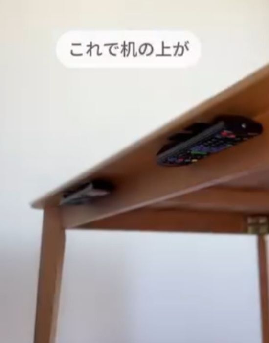 見えないけど超便利！　１００均アイテムで作るリモコン収納に「この手があったか」