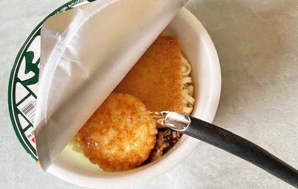 カップうどんに入れるのは『お湯』だけではなく？　「超ジューシー」「これはクセになる」