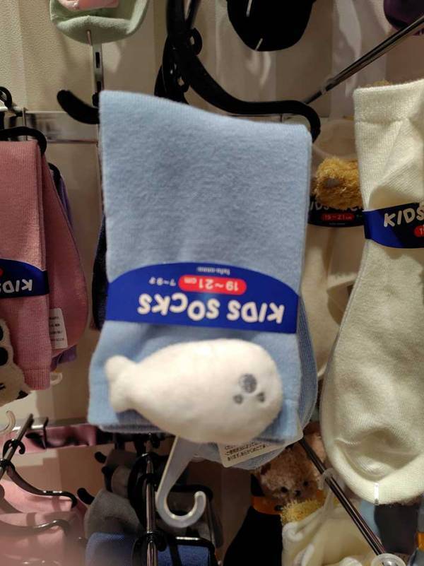 売り場に並ぶ靴下　よく見ると…「待って、本気で欲しい」「なんということ」