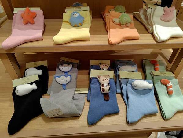 売り場に並ぶ靴下　よく見ると…「待って、本気で欲しい」「なんということ」