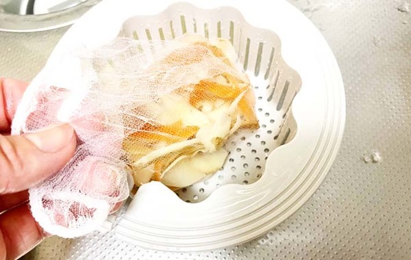 シンクの生ゴミ、楽に処理できます！　ダイソーの便利グッズに「もっと早く知りたかった」