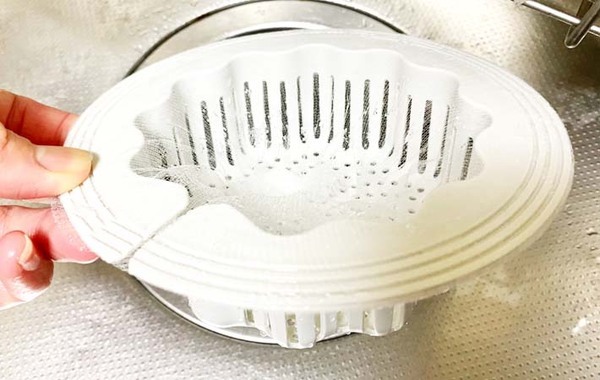 シンクの生ゴミ、楽に処理できます！　ダイソーの便利グッズに「もっと早く知りたかった」