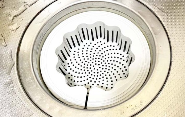 シンクの生ゴミ、楽に処理できます！　ダイソーの便利グッズに「もっと早く知りたかった」