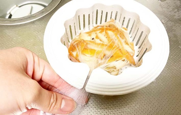 シンクの生ゴミ、楽に処理できます！　ダイソーの便利グッズに「もっと早く知りたかった」