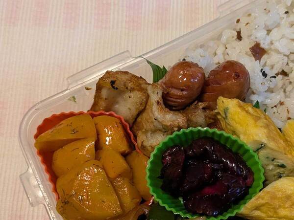 ウインナーに卵焼き…　弁当に『写り込んだ』のは？「拡大して笑った」