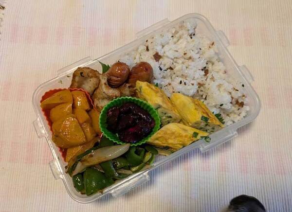 ウインナーに卵焼き…　弁当に『写り込んだ』のは？「拡大して笑った」