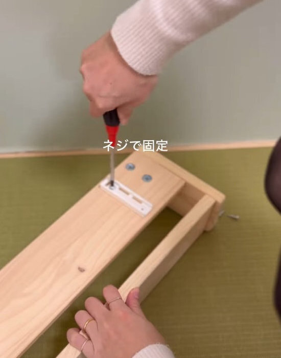 ネジ穴いらずで壁に付けられる！　『浮く絵本棚』に「早速やってみる」「真似します」