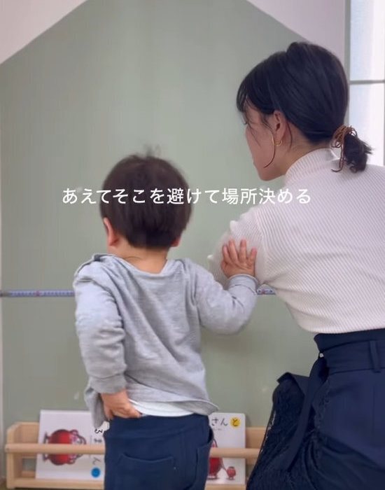 ネジ穴いらずで壁に付けられる！　『浮く絵本棚』に「早速やってみる」「真似します」