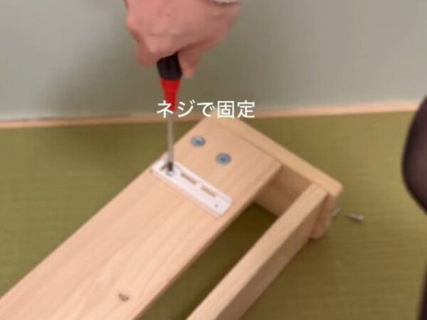 ネジ穴いらずで壁に付けられる！　『浮く絵本棚』に「早速やってみる」「真似します」