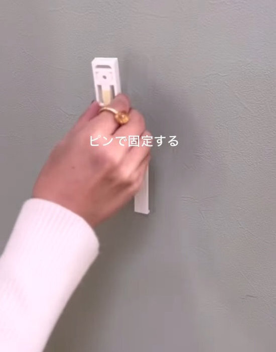 ネジ穴いらずで壁に付けられる！　『浮く絵本棚』に「早速やってみる」「真似します」