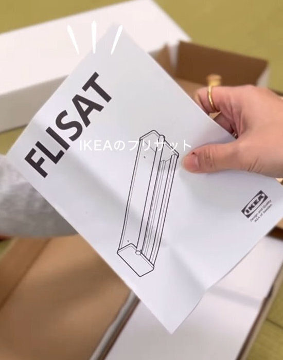 ネジ穴いらずで壁に付けられる！　『浮く絵本棚』に「早速やってみる」「真似します」