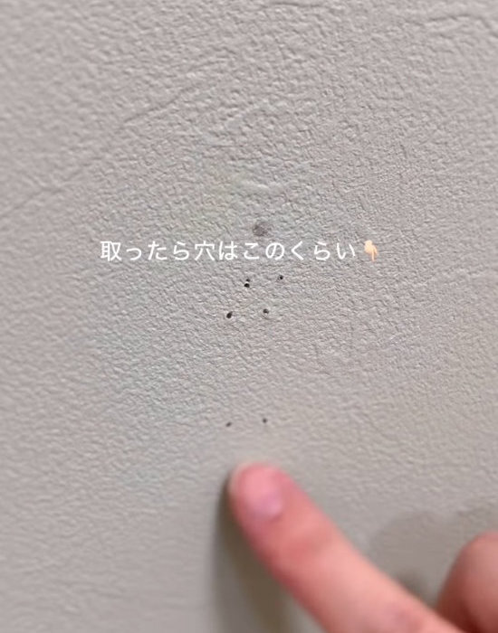 ネジ穴いらずで壁に付けられる！　『浮く絵本棚』に「早速やってみる」「真似します」