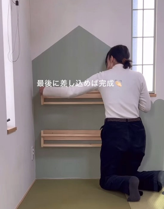 ネジ穴いらずで壁に付けられる！　『浮く絵本棚』に「早速やってみる」「真似します」