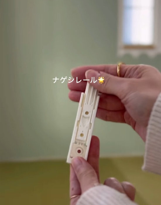 ネジ穴いらずで壁に付けられる！　『浮く絵本棚』に「早速やってみる」「真似します」