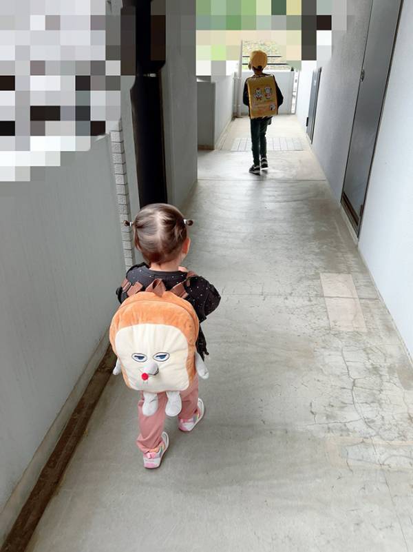 大きなリュックを背負う２歳女児　前方には？　「泣ける」「これは優勝」
