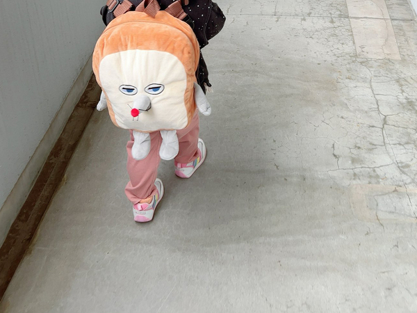 大きなリュックを背負う２歳女児　前方には？　「泣ける」「これは優勝」