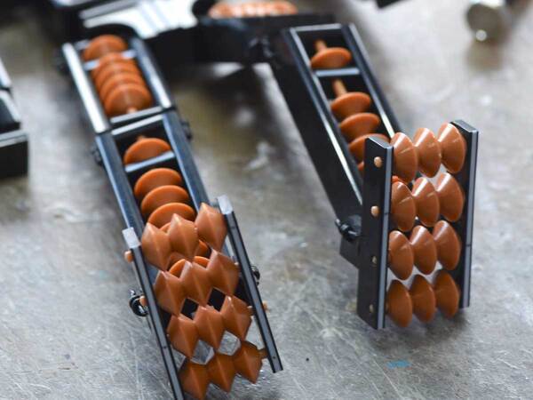 １００均のそろばん　切って繋げたモノに「天才か」「計算能力が高そう」