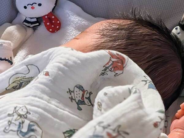 ベッドの上で泣く赤ちゃん　駆けつけたのは？「賢いね」「愛情の深さがすごい」