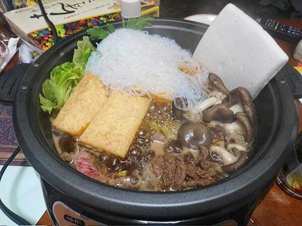 「はんぺん入れたらおいしそう！」やってみたら…　結果に「声出た」「電車で見ちゃダメ」