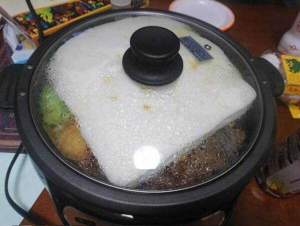 「はんぺん入れたらおいしそう！」やってみたら…　結果に「声出た」「電車で見ちゃダメ」